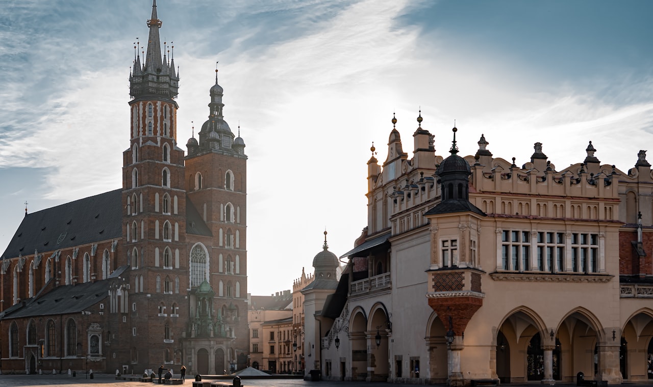 Cracovie — a person taking a picture with their cell phone