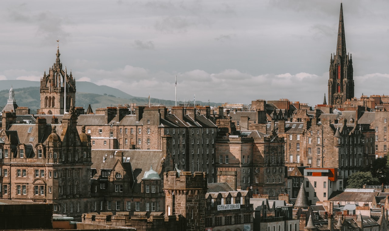 Édimbourg — A view of a city with tall buildings