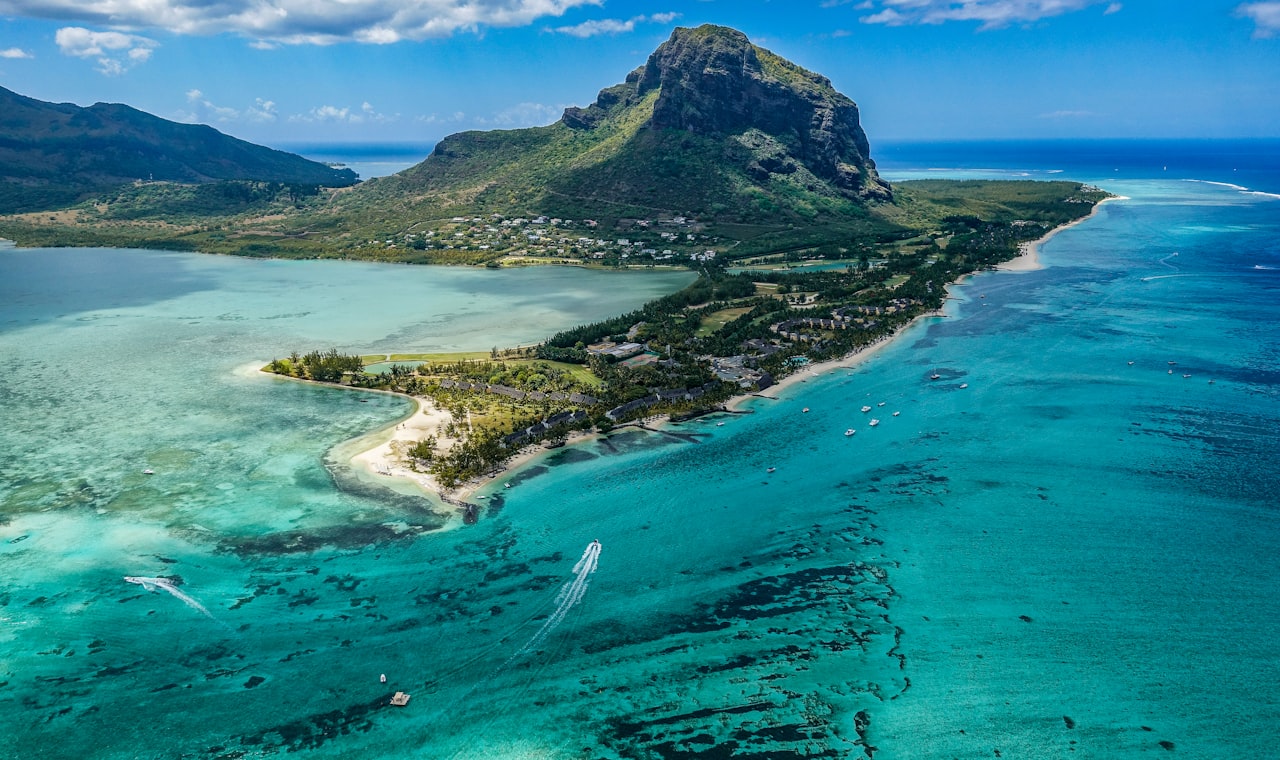 Île Maurice — aerial photography of island beside body of water