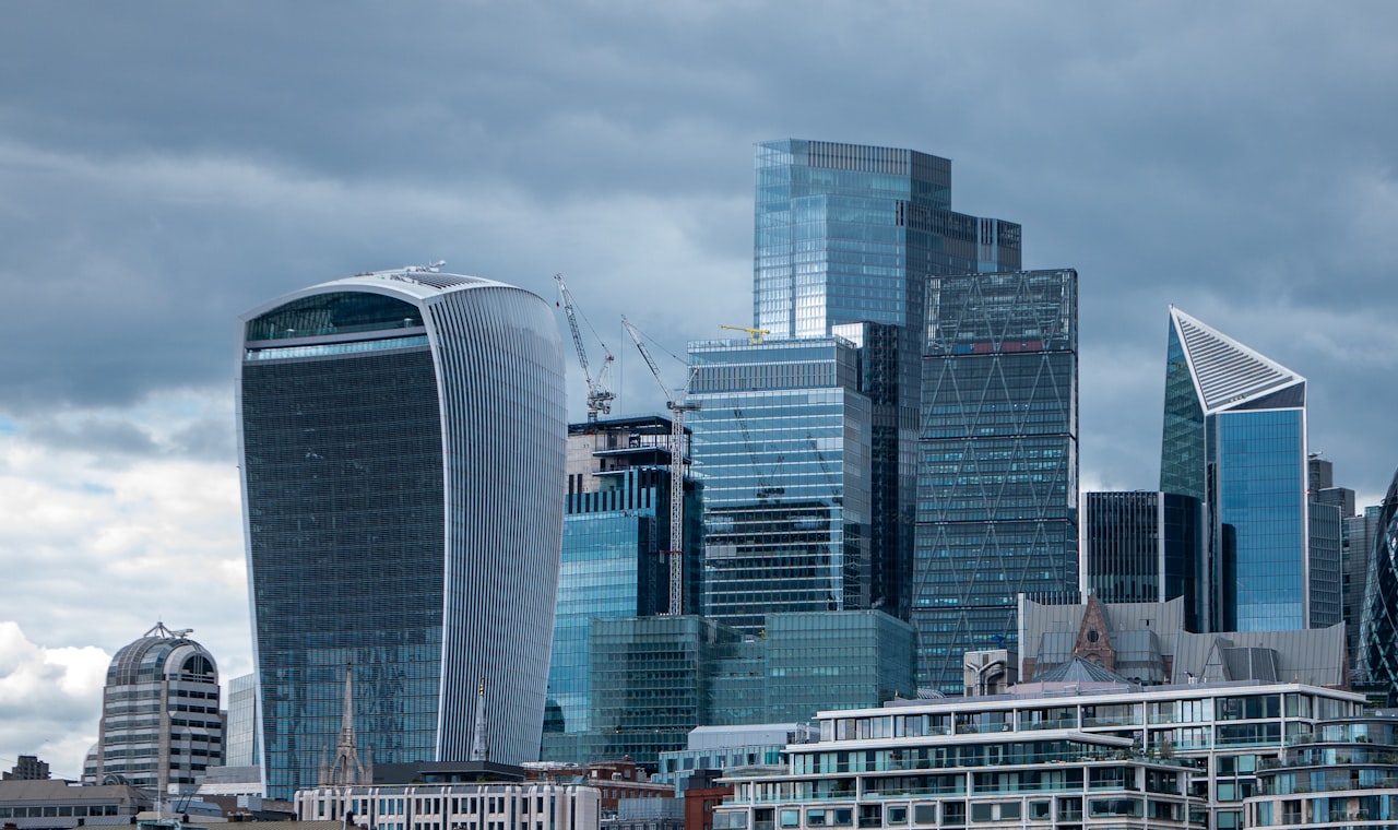 Londres — a group of tall buildings sitting next to each other