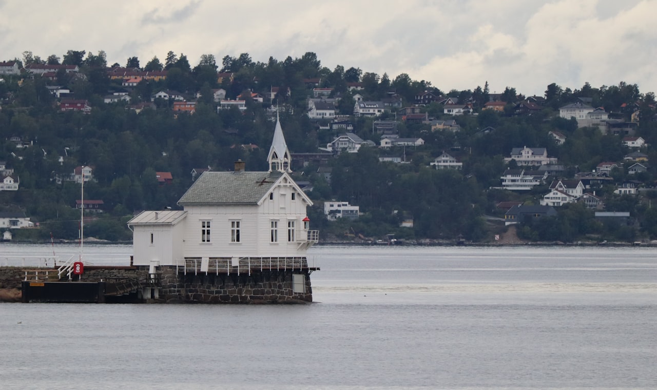 Oslo — A small white building sitting on top of a body of water