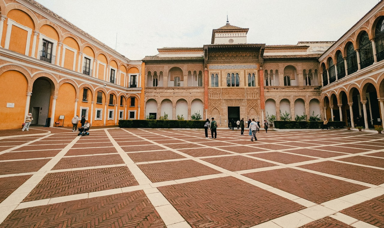 Séville — Courtyard of a historic building with arched walkways.