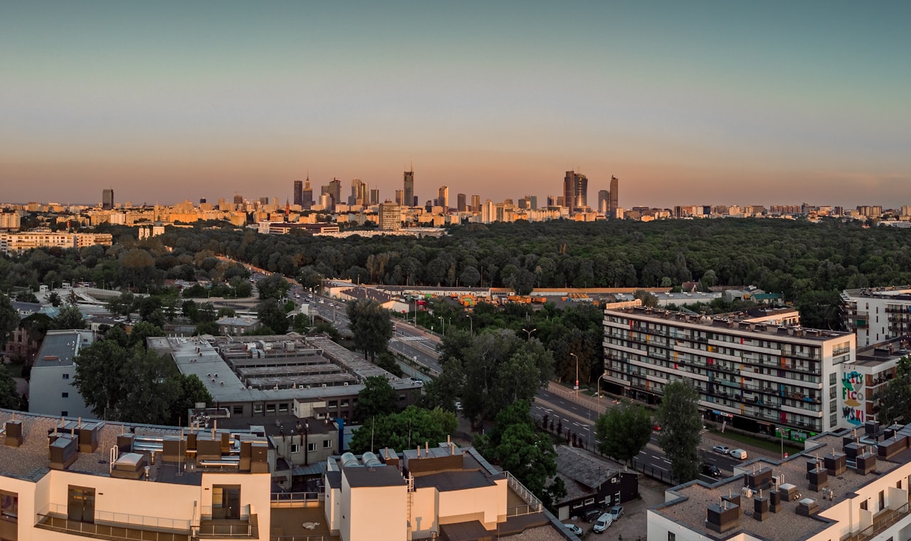 Varsovie — aerial view of city buildings during daytime